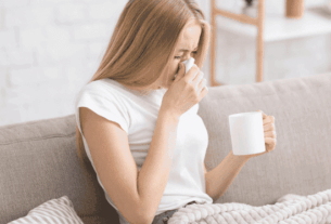 Tratar resfriados e gripes naturalmente não é apenas uma forma de aliviar sintomas; é uma oportunidade de aprender a ouvir o seu corpo. Dessa maneira, ao escolher chás, alimentos nutritivos e o descanso necessário, você fortalece o seu sistema imunológico para os desafios futuros.