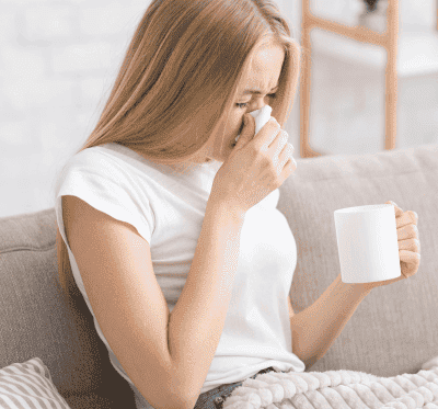 Tratar resfriados e gripes naturalmente não é apenas uma forma de aliviar sintomas; é uma oportunidade de aprender a ouvir o seu corpo. Dessa maneira, ao escolher chás, alimentos nutritivos e o descanso necessário, você fortalece o seu sistema imunológico para os desafios futuros.