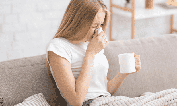 Tratar resfriados e gripes naturalmente não é apenas uma forma de aliviar sintomas; é uma oportunidade de aprender a ouvir o seu corpo. Dessa maneira, ao escolher chás, alimentos nutritivos e o descanso necessário, você fortalece o seu sistema imunológico para os desafios futuros.