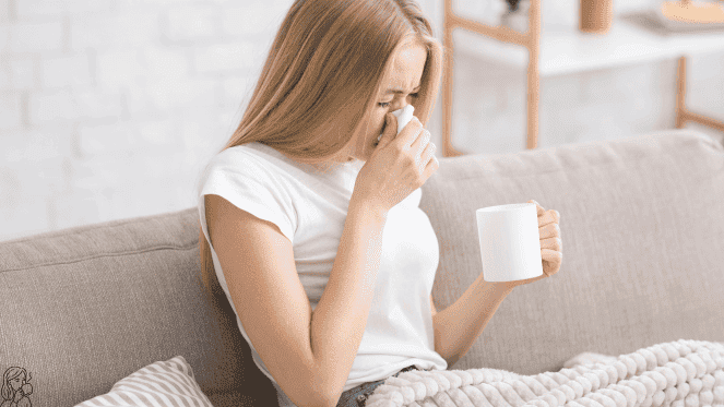 Tratar resfriados e gripes naturalmente não é apenas uma forma de aliviar sintomas; é uma oportunidade de aprender a ouvir o seu corpo. Dessa maneira, ao escolher chás, alimentos nutritivos e o descanso necessário, você fortalece o seu sistema imunológico para os desafios futuros.